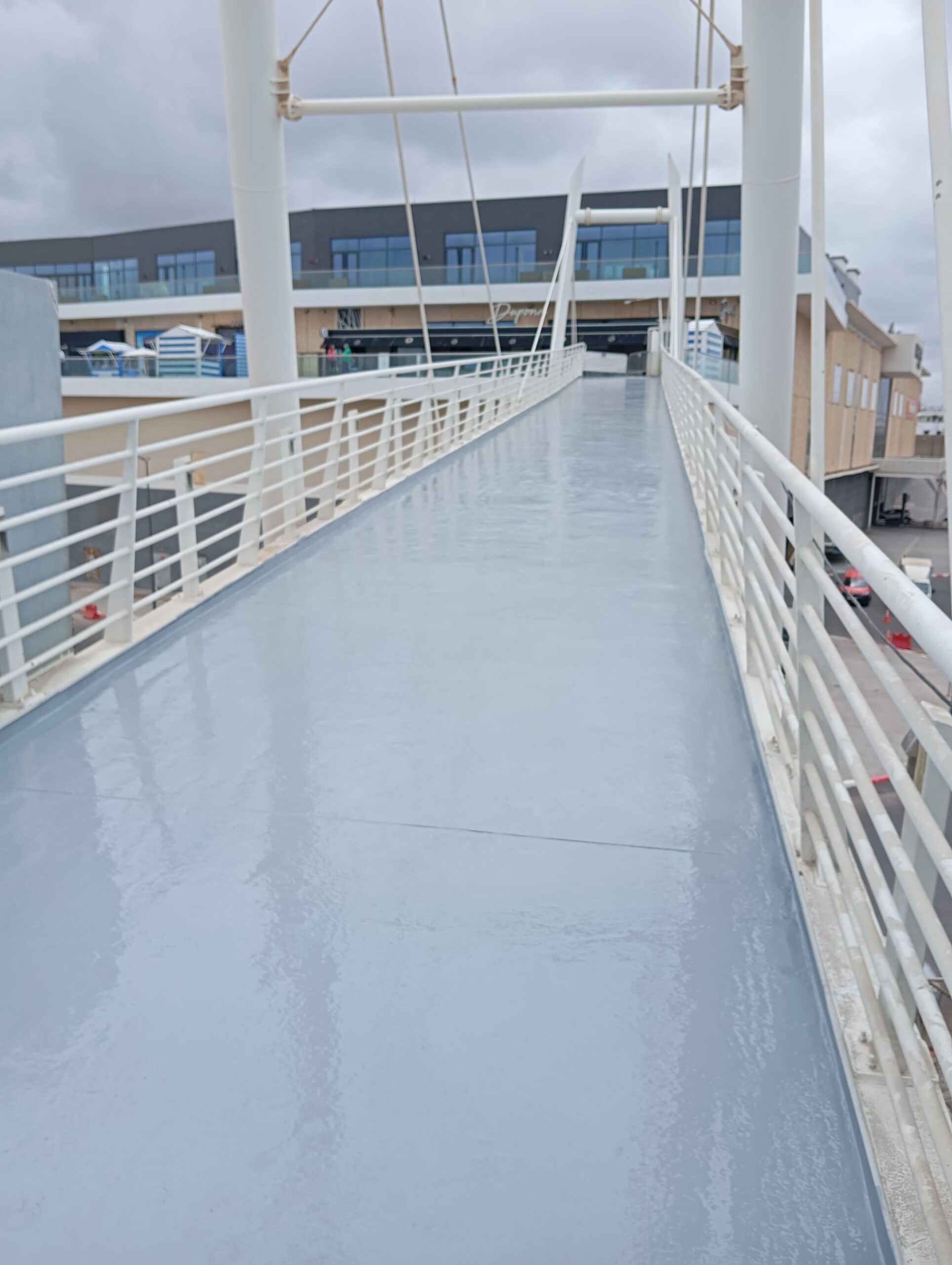 etancheite liquide passerelle de bateau en bois dans la Marina de Casablanca